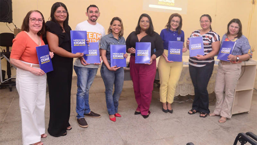Imagem 1 - Educação de Mossoró recebe novos intérpretes de Libras; profissionais atuarão em toda a rede municipal. Os intérpretes chegam para somar às escolas, melhorando a aprendizagem e desempenho dos alunos, com atendimento educacional especializado. Os intérpretes passam a atender todos os discentes com surdez matriculados na Rede Municipal. “Esse momento é histórico, pois todos os alunos matriculados com surdez vão ter esse apoio do intérprete de Libras. Os profissionais vão passar em Libras o conteúdo que o professor estiver ministrando na sala de aula. Em colaboração com esse professor, ele vai dar o suporte ao aluno”, explicou a servidora Leilimar Bezerra, que hoje coordena a área. Imagem 1 - Educação de Mossoró recebe novos intérpretes de Libras; profissionais atuarão em toda a rede municipal. Os intérpretes chegam para somar às escolas, melhorando a aprendizagem e desempenho dos alunos, com atendimento educacional especializado. Os intérpretes passam a atender todos os discentes com surdez matriculados na Rede Municipal. “Esse momento é histórico, pois todos os alunos matriculados com surdez vão ter esse apoio do intérprete de Libras. Os profissionais vão passar em Libras o conteúdo que o professor estiver ministrando na sala de aula. Em colaboração com esse professor, ele vai dar o suporte ao aluno”, explicou a servidora Leilimar Bezerra, que hoje coordena a área.