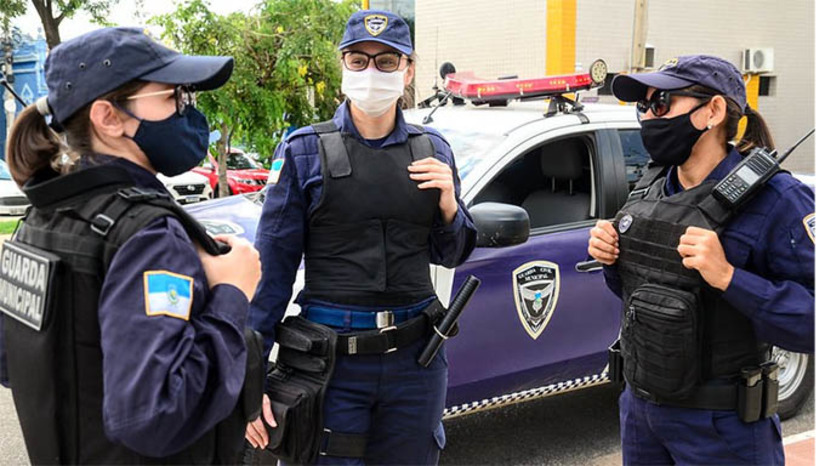 Imagem 1 - Prefeitura sanciona lei que reforça apoio a mulheres vítimas de violência em Mossoró. De acordo com a nova lei, bares, restaurantes e casas noturnas situados no Município devem adotar medidas de auxílio à mulher que se sinta em situação de risco nas dependências desses estabelecimentos. O auxílio será prestado pelo estabelecimento por meio de comunicação à polícia. Mas, é importante que a sociedade se mobilize na luta contra à violência e na proteção dos direitos das mulheres. A nova legislação se soma a ações já desenvolvidas pelo Município, especialmente, pelo trabalho da Patrulha Maria da Penha, da Guarda Civil Municipal. Imagem 1 - Prefeitura sanciona lei que reforça apoio a mulheres vítimas de violência em Mossoró. De acordo com a nova lei, bares, restaurantes e casas noturnas situados no Município devem adotar medidas de auxílio à mulher que se sinta em situação de risco nas dependências desses estabelecimentos. O auxílio será prestado pelo estabelecimento por meio de comunicação à polícia. Mas, é importante que a sociedade se mobilize na luta contra à violência e na proteção dos direitos das mulheres. A nova legislação se soma a ações já desenvolvidas pelo Município, especialmente, pelo trabalho da Patrulha Maria da Penha, da Guarda Civil Municipal.