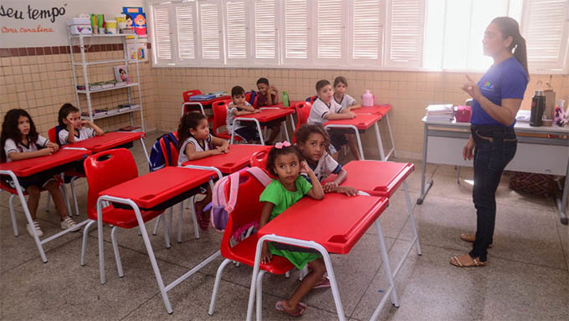 Imagem 1 - Prefeitura de Mossoró retoma aulas presenciais nesta quarta-feira, 30. As aulas estavam sendo realizadas de forma remota em virtude das medidas de segurança adotadas pelo Município. A partir desta quarta-feira (29), escolas e Unidades de Educação Infantil (UEIs) da Rede Municipal retomaram as atividades presenciais. Na Escola Municipal Izabel Fernandes, no bairro Ouro Negro, as aulas estão sendo realizadas normalmente, nesta retomada de modo presencial. Ela é uma das muitas escolas que recentemente passaram por revitalização completa em sua estrutura, oferecendo aos alunos mais qualidade no ensino prestado e condições de trabalho aos servidores. Imagem 1 - Prefeitura de Mossoró retoma aulas presenciais nesta quarta-feira, 30. As aulas estavam sendo realizadas de forma remota em virtude das medidas de segurança adotadas pelo Município. A partir desta quarta-feira (29), escolas e Unidades de Educação Infantil (UEIs) da Rede Municipal retomaram as atividades presenciais. Na Escola Municipal Izabel Fernandes, no bairro Ouro Negro, as aulas estão sendo realizadas normalmente, nesta retomada de modo presencial. Ela é uma das muitas escolas que recentemente passaram por revitalização completa em sua estrutura, oferecendo aos alunos mais qualidade no ensino prestado e condições de trabalho aos servidores.