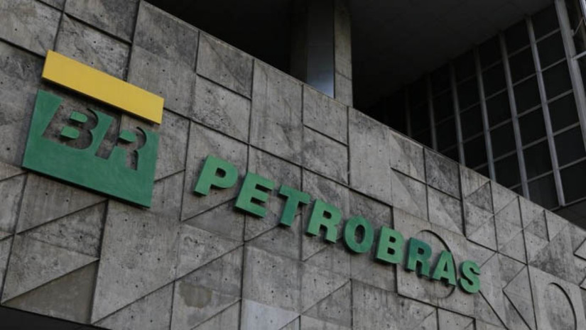 Imagem 1 - Conselho da Petrobras acata pedido do Ministério de Minas e Energia e suspende venda de 38 ativos. De acordo com a decisão do presidente do conselho de administração da estatal, Gileno Barreto, só vão seguir o curso normal as transferências de outros seis ativos que já estavam com o contrato de venda devidamente assinado, segundo fontes do governo relataram à CNN. Nesse caso, o compromisso é respeitar a segurança jurídica dos processos. Todos os demais contratos ainda não assinados ou com negociações adiantadas serão devolvidos para “reavaliação” da diretoria executiva. A suspensão foi solicitada, em ofícios, pelo ministro Alexandre Silveira. Os ofícios vão constar da ata de reunião do conselho. Imagem 1 - Conselho da Petrobras acata pedido do Ministério de Minas e Energia e suspende venda de 38 ativos. De acordo com a decisão do presidente do conselho de administração da estatal, Gileno Barreto, só vão seguir o curso normal as transferências de outros seis ativos que já estavam com o contrato de venda devidamente assinado, segundo fontes do governo relataram à CNN. Nesse caso, o compromisso é respeitar a segurança jurídica dos processos. Todos os demais contratos ainda não assinados ou com negociações adiantadas serão devolvidos para “reavaliação” da diretoria executiva. A suspensão foi solicitada, em ofícios, pelo ministro Alexandre Silveira. Os ofícios vão constar da ata de reunião do conselho.