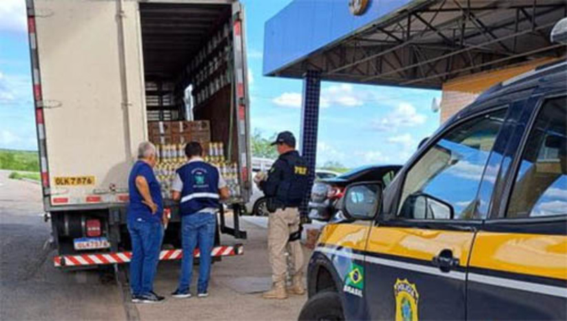 Imagem 1 - PRF apreende carga de cachaça avaliada em R$ 32 mil na BR 110, em Mossoró. A apreensão aconteceu na terça-feira (28). A carga, com 4.500 litros de aguardente, não possuía nota fiscal. Ela estava sendo transportada em um caminhão VW 9.160 DRC de cor branca. A ocorrência foi encaminhada para a Secretaria Estadual de Tributação pelo transporte de mercadoria desacompanhada de documentação fiscal hábil. Já nesta quarta (29), uma segunda apreensão de bebidas sem nota foi realizada em São José de Mipibu. Neste segundo caso foram apreendidas 350 caixas de cervejas, no Km 117 da BR 101. Imagem 1 - PRF apreende carga de cachaça avaliada em R$ 32 mil na BR 110, em Mossoró. A apreensão aconteceu na terça-feira (28). A carga, com 4.500 litros de aguardente, não possuía nota fiscal. Ela estava sendo transportada em um caminhão VW 9.160 DRC de cor branca. A ocorrência foi encaminhada para a Secretaria Estadual de Tributação pelo transporte de mercadoria desacompanhada de documentação fiscal hábil. Já nesta quarta (29), uma segunda apreensão de bebidas sem nota foi realizada em São José de Mipibu. Neste segundo caso foram apreendidas 350 caixas de cervejas, no Km 117 da BR 101.