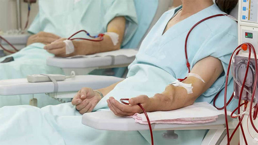 Imagem 1 -  [COLUNA ESPLANADA] O Ministério da Saúde reconheceu o direito de clínicas de diálise conveniadas ao SUS cobrarem por serviços adicionais de consultas médicas, assistência social e psicologia – parte do tratamento dos pacientes renais – além de taxa de administração e medicamentos. E solicitou apenas que Estados e municípios, responsáveis por fiscalizar os serviços e repassar as verbas federais do SUS às clínicas, fizessem aditivação nos contratos com as prestadoras conveniadas. Mas de acordo com a Associação Brasileira de Centros de Diálise e Transplantes, a maioria dos Governos e Prefeituras desdenha do investimento. O dinheiro já existe (rubrica MAC) e está disponível no sistema, mas Estados como São Paulo, Espírito Santo e Maranhão negaram a adesão. Em 2022, foram realizadas cerca de 16 milhões de sessões de diálise e somente de consultas médicas as clínicas deveriam ser ressarcidas em R$ 162 milhões.