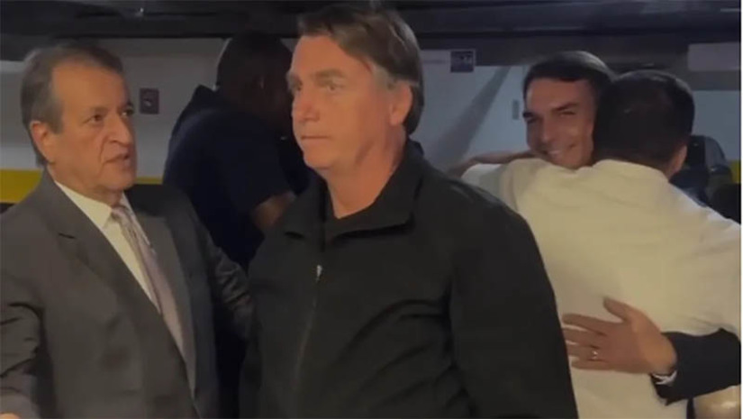 Imagem 1 - Bolsonaro volta ao Brasil e deixa aeroporto por rota reservada, sem falar com apoiadores. O ex-presidente estava há três meses nos Estados Unidos. Ele chegou ao Brasil nesta quinta-feira (30), em voo comercial, com desembarque no Aeroporto Internacional de Brasília, por volta das 6h40. Deixou o local em comboio escoltado pelo Gabinete de Segurança Institucional da Presidência da República, para um evento fechado com familiares e aliados. De volta ao Brasil, Bolsonaro deve aceitar o convite de Valdemar Costa Neto e se tornar presidente de honra do PL – partido ao qual se filiou há pouco mais de um ano para disputar a reeleição em 2022. Imagem 1 - Bolsonaro volta ao Brasil e deixa aeroporto por rota reservada, sem falar com apoiadores. O ex-presidente estava há três meses nos Estados Unidos. Ele chegou ao Brasil nesta quinta-feira (30), em voo comercial, com desembarque no Aeroporto Internacional de Brasília, por volta das 6h40. Deixou o local em comboio escoltado pelo Gabinete de Segurança Institucional da Presidência da República, para um evento fechado com familiares e aliados. De volta ao Brasil, Bolsonaro deve aceitar o convite de Valdemar Costa Neto e se tornar presidente de honra do PL – partido ao qual se filiou há pouco mais de um ano para disputar a reeleição em 2022.