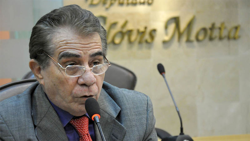 Imagem 1 -  Morre em Natal, aos 80 anos, o ex-deputado estadual Raimundo Fernandes. A morte aconteceu por volta das 15h15 desta quinta-feira (30) e foi confirmada por assessores. O político potiguar caiu de uma escada em sua residência, às 19h30 de segunda-feira (27), foi socorrido ao Hospital Walfredo Gurgel (HWG) e transferido para o hospital São Lucas, onde estava em coma profundo por conta de coágulo no cérebro. Raimundo Fernandes cumpriu o cargo de deputado estadual na Assembleia Legislativa do Rio Grande do Norte por dez mandatos e chegou a ser presidente da casa. No último mandato, concluído em janeiro de 2023, presidiu a Comissão de Constituição, Justiça e Redação (CCJ), espaço recolhido pelo destaque e tramitação de todas as matérias do Parlamento.