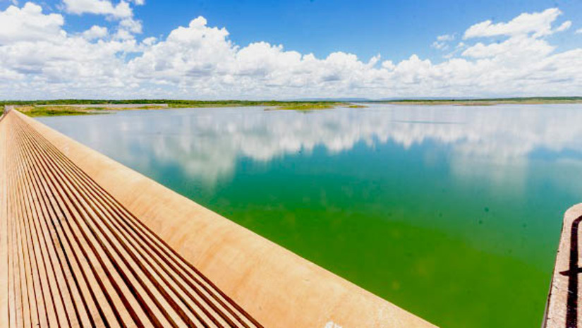 Imagem 1 - Em três dias de fortes chuvas no interior, Barragem de Santa Cruz ultrapassa 50% de sua capacidade. Somente nos últimos três dias o segundo maior reservatório do Rio Grande do Norte teve um ganho percentual de 8,41% das suas reservas hídricas. O valor percentual acumulado já supera seu maior volume apresentado em 2022, que foi de 44,63% no dia 21 de junho. Nesta quinta-feira (30), de acordo com relatório divulgado pelo Igarn, a barragem acumula 310.260.000 m³, correspondentes a 51,74% da sua capacidade total. Imagem 1 - Em três dias de fortes chuvas no interior, Barragem de Santa Cruz ultrapassa 50% de sua capacidade. Somente nos últimos três dias o segundo maior reservatório do Rio Grande do Norte teve um ganho percentual de 8,41% das suas reservas hídricas. O valor percentual acumulado já supera seu maior volume apresentado em 2022, que foi de 44,63% no dia 21 de junho. Nesta quinta-feira (30), de acordo com relatório divulgado pelo Igarn, a barragem acumula 310.260.000 m³, correspondentes a 51,74% da sua capacidade total.