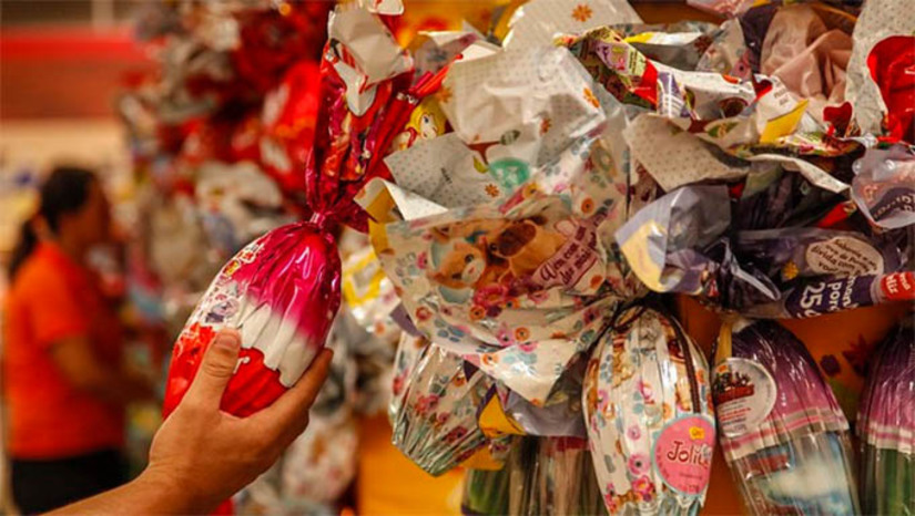 Imagem 1 - O ticket médio dos consumidores mossoroenses deve ficar em R$ 98,47 por presente. Em 2022, a pretensão de gasto foi de R$ 87,65. Mantendo a tradição, os chocolates serão os itens preferidos para 96,7% consumidores mossoroenses. Vinho e/ou bebidas aparecem com 3,3%. A intenção de presentear passou de 48,4% (2022) para 54,4% em 2023. Imagem 1 - O ticket médio dos consumidores mossoroenses deve ficar em R$ 98,47 por presente. Em 2022, a pretensão de gasto foi de R$ 87,65. Mantendo a tradição, os chocolates serão os itens preferidos para 96,7% consumidores mossoroenses. Vinho e/ou bebidas aparecem com 3,3%. A intenção de presentear passou de 48,4% (2022) para 54,4% em 2023.