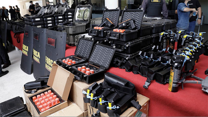Imagem 1 -  RN recebe veículos, armas, equipamentos e recursos extraordinários do Governo Federal. Os equipamentos e recursos foram repassados nesta sexta-feira (31) e integram também o novo Programa Nacional de Segurança Pública com Cidadania (Pronasci II) que visa o fortalecimento da Segurança Pública. Segundo o ministro da Defesa, Flávio Dino, o RN é o primeiro estado a receber equipamentos no programa. Eles serão destinados ao Batalhão de Polícia de Choque, à inteligência, patrulhamento ostensivo, Delegacia Especializada no Atendimento à Mulher, Patrulha Maria da Penha e Divisão Especializada em Investigação e Combate ao Crime Organizado. 