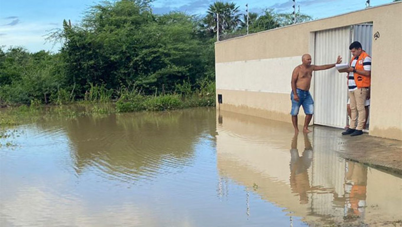 Imagem 1 -  A água começou a chegar as casas das margens do Rio Apodi/Mossoró nos bairros Alto da Conceição e Barrocas, depois das sangrias dos açudes da Chapada do Apodi e de Apanha Peixe, em Caraúbas-RN. O maior volume de água na Bacia Hidrográfica Apodi/Mossoró, está sendo represada na Barragem de Santa Cruz, em Apodi. Este reservatório está com 55% de sua capacidade total de armazenamento, que é 600 milhões de metros cúbicos de água. Além de monitorar as áreas ribeirinhas em Mossoró, o coordenador da Defesa Civil, Alcivan Gama, também acompanha o reabastecimento dos açudes no Alto Oeste Potiguar.