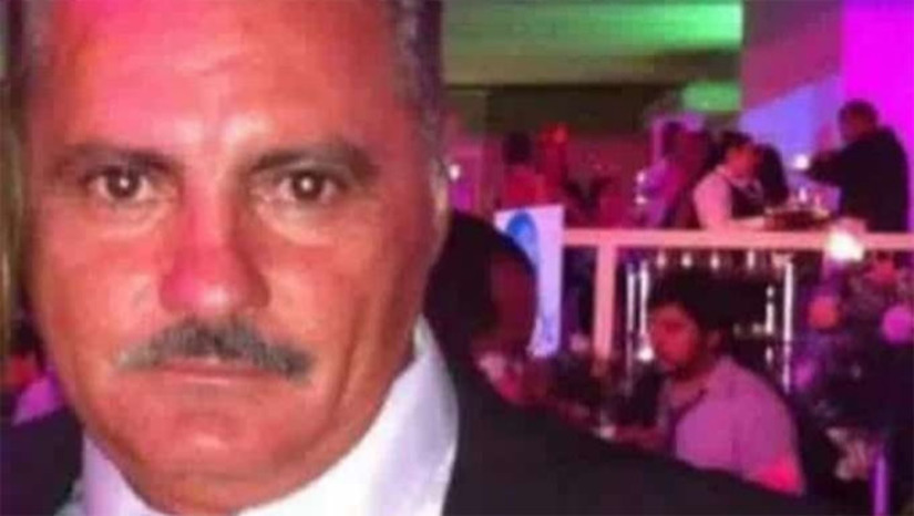 Imagem 1 - Informações dos familiares é que Raimundo Filho Conrado Fontes, de 52 anos, ex-vereador, filho do ex-prefeito Raimundo Conrado, saiu de casa para vacinar o rebanho em sua propriedade na zona rural. Ele teria conseguido separar os animais no curral e prendido o touro num mourão, mas este se soltou e o atacou. O SAMU ainda foi chamado, mas Raimundo já estava sem vida. O corpo foi examinado no ITEP, em Pau dos Ferros, e o sepultamento está previsto para ocorrer nesta segunda-feira, em Marcelino Vieira. Imagem 1 - Informações dos familiares é que Raimundo Filho Conrado Fontes, de 52 anos, ex-vereador, filho do ex-prefeito Raimundo Conrado, saiu de casa para vacinar o rebanho em sua propriedade na zona rural. Ele teria conseguido separar os animais no curral e prendido o touro num mourão, mas este se soltou e o atacou. O SAMU ainda foi chamado, mas Raimundo já estava sem vida. O corpo foi examinado no ITEP, em Pau dos Ferros, e o sepultamento está previsto para ocorrer nesta segunda-feira, em Marcelino Vieira.