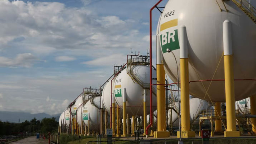 Imagem 1 -  [COLUNA ESPLANADA] O Conselho de Administração da Petrobras tem dificuldades em definir os nomes para submeter à assembleia de acionistas. Além das divergências entre o ministro de Minas e Energia, Alexandre Silveira, e o presidente da petroleira, Jean Paul Prates, os nomes indicados recebem objeções variadas e não passam sem ressalvas pelo comitê de elegibilidade. Pela primeira vez na História, o MME manda uma lista de “suplentes” na esperança de ver quem do grupo vence ao crivo. No meio do imbróglio, o bilionário Juca Abdala, maior acionista individual, volta a ser candidato ao conselho pela eleição em voto múltiplo. Apesar de seus votos serem sempre pela defesa de seus dividendos, como relatam fontes, ninguém lá dentro tem coragem de peitá-lo.