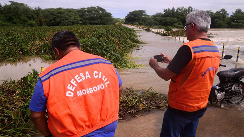 Imagem 1 - Defesa Civil intensifica monitoramento do nível do Rio Mossoró em Passagem de Pedra. Nesta segunda-feira, 3, a Defesa Civil esteve na comunidade Passagem de Pedra monitorando a região e orientando a população ribeirinha sobre os riscos e os cuidados que se deve ter em caso de enchentes e outros desastres naturais. A Prefeitura segue trabalhando no fortalecimento do Plano de Contingência do Município. Todas as Secretarias que fazem parte do Sistema de Defesa Civil estão prontas para agir em caso de necessidade de apoio às pessoas desalojadas ou desabrigadas. Imagem 1 - Defesa Civil intensifica monitoramento do nível do Rio Mossoró em Passagem de Pedra. Nesta segunda-feira, 3, a Defesa Civil esteve na comunidade Passagem de Pedra monitorando a região e orientando a população ribeirinha sobre os riscos e os cuidados que se deve ter em caso de enchentes e outros desastres naturais. A Prefeitura segue trabalhando no fortalecimento do Plano de Contingência do Município. Todas as Secretarias que fazem parte do Sistema de Defesa Civil estão prontas para agir em caso de necessidade de apoio às pessoas desalojadas ou desabrigadas.