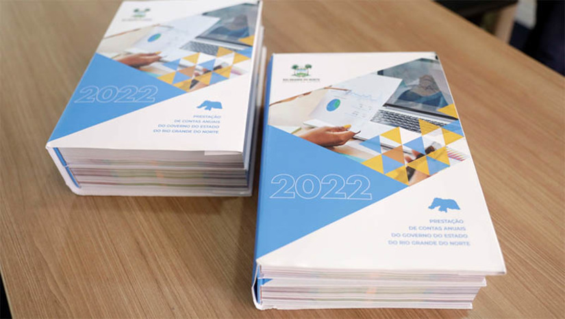 Imagem 1 - "É um dever prestar contas a toda a sociedade”, diz Fátima na prestação de contas anuais à ALRN. O documento Prestação de Contas Anuais do Governo do Estado do Rio Grande do Norte 2022 - Contas Anuais da Governadora Professora Fátima Bezerra, entregue nesta segunda-feira (3) à ao deputados estaduais, contém 1.940 páginas e apresenta os resultados da gestão anual do Poder Executivo, além dos números consolidados com o Poder Legislativo, incluindo a Fundação Djalma Marinho, o Poder Judiciário, o Ministério Público do Estado, a Defensoria Pública e o Tribunal de Contas (TCE/RN), referentes ao ano de 2022. "Em 2019 quando assumimos a gestão, as dívidas eram de R$ 1,9 bilhão. Hoje, pelo segundo ano consecutivo não temos déficit, mesmo tendo enfrentado uma pandemia e mudança orçamentária pelo Governo Federal”, ressaltou a governadora Imagem 1 - "É um dever prestar contas a toda a sociedade”, diz Fátima na prestação de contas anuais à ALRN. O documento Prestação de Contas Anuais do Governo do Estado do Rio Grande do Norte 2022 - Contas Anuais da Governadora Professora Fátima Bezerra, entregue nesta segunda-feira (3) à ao deputados estaduais, contém 1.940 páginas e apresenta os resultados da gestão anual do Poder Executivo, além dos números consolidados com o Poder Legislativo, incluindo a Fundação Djalma Marinho, o Poder Judiciário, o Ministério Público do Estado, a Defensoria Pública e o Tribunal de Contas (TCE/RN), referentes ao ano de 2022. "Em 2019 quando assumimos a gestão, as dívidas eram de R$ 1,9 bilhão. Hoje, pelo segundo ano consecutivo não temos déficit, mesmo tendo enfrentado uma pandemia e mudança orçamentária pelo Governo Federal”, ressaltou a governadora