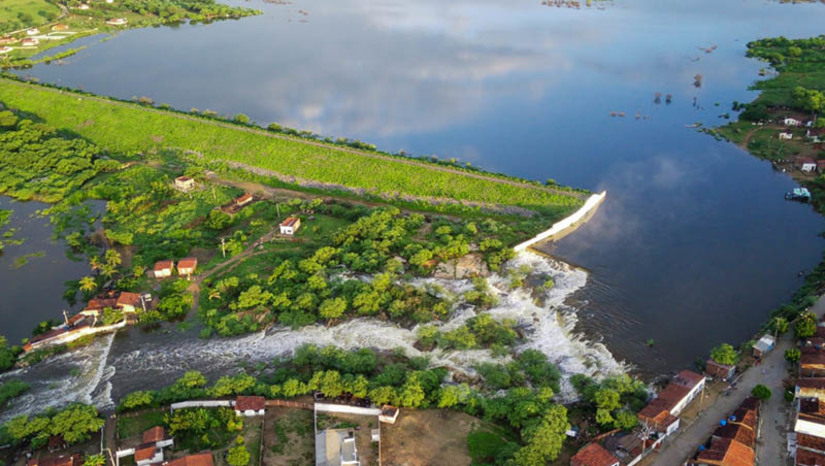 Imagem 1 - Reservas hídricas do RN somam 53,72% da sua capacidade . Nos últimos dias açudes localizados em Santa Cruz, Caraúbas e Assu completaram 100% da sua capacidade e começaram a sangrar. Nesta segunda-feira (30), de acordo com relatório divulgado pelo Igarn, as reservas hídricas superficiais totais do RN já somam 53,72% da sua capacidade total, que é 4,37 bilhões de metros cúbicos. No dia 30 de março, data do último relatório divulgado, este percentual era de 51,06%. Imagem 1 - Reservas hídricas do RN somam 53,72% da sua capacidade . Nos últimos dias açudes localizados em Santa Cruz, Caraúbas e Assu completaram 100% da sua capacidade e começaram a sangrar. Nesta segunda-feira (30), de acordo com relatório divulgado pelo Igarn, as reservas hídricas superficiais totais do RN já somam 53,72% da sua capacidade total, que é 4,37 bilhões de metros cúbicos. No dia 30 de março, data do último relatório divulgado, este percentual era de 51,06%.