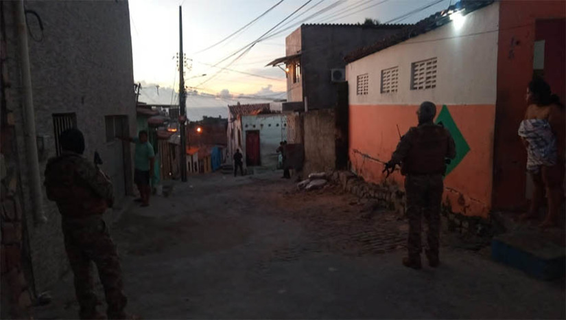 Imagem 1 -  Operação “Trem Bala”: polícia do RN prende membros de facção responsável por ataques no Estado. A operação foi deflagrada na manhã desta terça-feira (4). A investigação foi realizada por meio da Delegacia Especializada em Narcóticos (DENARC) e contou com o apoio de 24 equipes policiais. Mandados de prisão e busca e apreensão foram cumpridos em Natal e no interior. Entre os presos, estão membros de uma facção criminosa apontada como responsável pelos ataques criminosos registrados no Estado no último mês, além de envolvidos com o tráfico de drogas. A Polícia Civil vai conceder uma entrevista coletiva ainda nesta manhã, para detalhar as ações da operação.