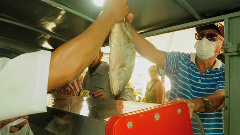 Imagem 1 -  Venda de peixe para a Semana Santa no projeto “Peixe Popular” começa nesta quarta, 5. Os peixes serão vendidos em oito pontos na zona urbana de Mossoró. Já na zona rural, as vendas começam na quinta-feira (6), em pontos instalados na Maísa e na comunidade Jucuri. Os pontos de vendas vão funcionar das 7h às 12h e das 14h às 17h30. No total, serão 25 toneladas de peixe do tipo corvina, com preço acessível de R$ 10,00 o quilo. A iniciativa é uma parceria da Prefeitura com o Abatedouro Frigorífico Industrial de Mossoró (AFIM).