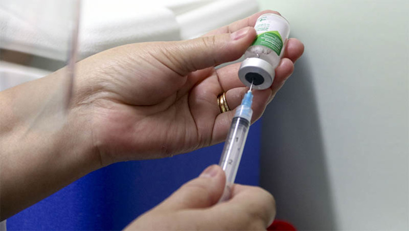 Imagem 1 - Campanha de Vacinação contra a Influenza inicia no dia 10 de abril. A campanha, que segue até o dia 31 de maio, é uma das medidas de prevenção mais importantes contra a Influenza, uma infecção respiratória aguda que afeta o sistema respiratório e é de alta transmissibilidade. O objetivo é reduzir as complicações, internações e a mortalidade decorrentes das infecções pelo vírus na população-alvo para a vacinação, além de contribuir para a redução da circulação viral, especialmente nos indivíduos que apresentam fatores ou condições de risco. A meta é vacinar pelo menos 90% de cada um dos grupos prioritários; veja quem são os grupos prioritários. Imagem 1 - Campanha de Vacinação contra a Influenza inicia no dia 10 de abril. A campanha, que segue até o dia 31 de maio, é uma das medidas de prevenção mais importantes contra a Influenza, uma infecção respiratória aguda que afeta o sistema respiratório e é de alta transmissibilidade. O objetivo é reduzir as complicações, internações e a mortalidade decorrentes das infecções pelo vírus na população-alvo para a vacinação, além de contribuir para a redução da circulação viral, especialmente nos indivíduos que apresentam fatores ou condições de risco. A meta é vacinar pelo menos 90% de cada um dos grupos prioritários; veja quem são os grupos prioritários.
