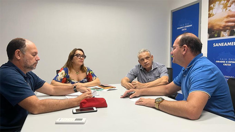Imagem 1 -  Ao lado do engenheiro Christian Menezes, o prefeito Raimundo Pezão esteve nesta segunda-feira, 3, reunido com o gerente geral da Caixa Econômica Federal, em Natal, procurando agilizar a liberação de recursos para estas obras e também calçamento e iluminação pública de algumas ruas.  “Essas ações estarão beneficiando o nosso município economicamente”, concluiu o prefeito Pezão.