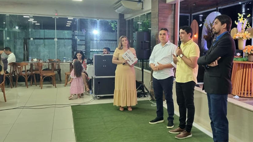 Imagem 1 -  o prefeito Alan Silveira disse que o evento tem a finalidade de fomentar o crescimento econômico do Polo Apodi, través da exposição das potencialidades da região. Este ano está previsto na programação do evento, a realização o Seminário Regional da Fruticultura e o Fórum das águas, entre outros. A IV FEMULTI está sendo preparada para o mês de outubro próximo, com a participação direta de várias entidades estaduais e os municípios da região oeste do Estado.