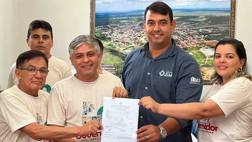 Imagem 1 -  Anuncio do investimento foi feito dentro da programação alusiva as comemorações de 60 anos de emancipação política e administrativa do município de Governador Dix Sept Rosado. O prefeito Dr. Artur Vale destacou que a recuperação dos prédios públicos é mais um presente para o município. “Nesta data tão especial, estamos aqui autorizando a execução de obras importantes, ratificando que trabalhamos continuamente para melhorar a estrutura física dos equipamentos do nosso município, neste caso em específico, na área da saúde, aplicando, mais uma vez, recursos da própria prefeitura”, declarou o prefeito,