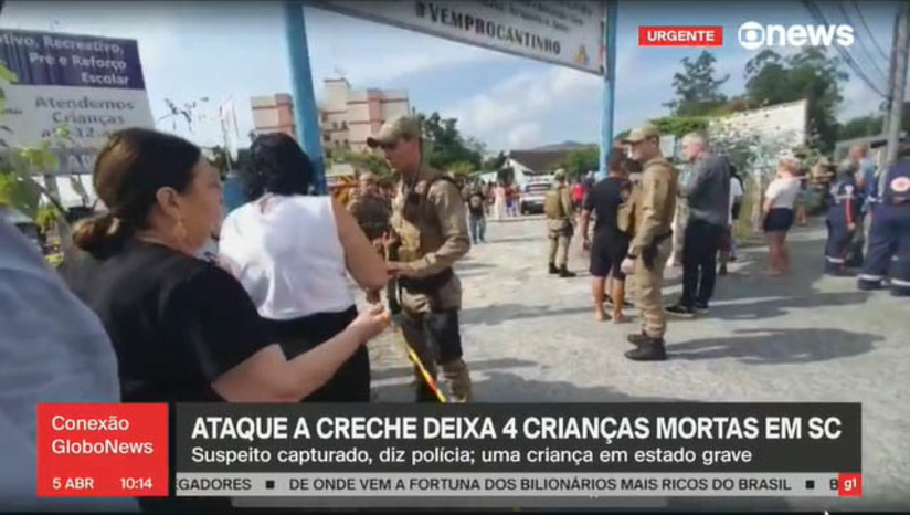 Imagem 1 -  Quatro crianças morrem e outras quatro ficam feridas durante ataque em uma creche de Blumenau/SC. O ataque aconteceu no início da manhã desta quarta-feira (5), na creche Cantinho Bom Pastor, que fica na rua dos Caçadores, no bairro Velha. A unidade de ensino é particular. Na ação, quatro crianças foram mortas, entre elas três meninos e uma menina com idades de 5 a 7 anos. Segundo a polícia, um homem de 25 anos invadiu a creche com uma machadinha, atacou as crianças e depois se entregou no Batalhão da PM. Ainda está sendo apurado se há mais envolvidos no ataque.