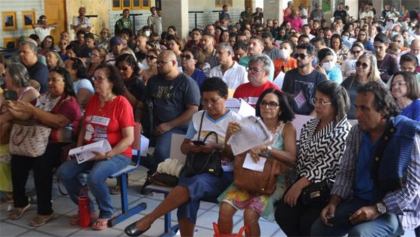 Imagem 1 -  Professores da rede estadual mantem greve e aprovam nova proposta que será encaminhada ao governo. Os trabalhadores aprovaram uma contraproposta que será levada para o Executivo nos próximos dias. Sugerida por um membro da base e acatada pela maioria dos presentes na Assembleia, a proposta consiste no seguinte:  7,21% em abril (para ativos e aposentados); 3,61% em agosto (para ativos e aposentados); 3,41% em setembro (para ativos e aposentados); e O retroativo em 2023 (para ativos e aposentados)  A greve dos professores da rede estadual do Rio Grande do Norte, teve início no último dia 5 de março e afeta quase 200 mil alunos em todo estado.