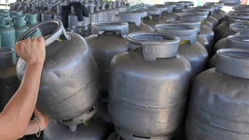 Imagem 1 - Botijão do gás de cozinha tem aumento de R$ 3 após reajuste do ICMS, diz o Singás. De acordo com o sindicato, desde sábado (1º) o valor do preço médio do botijão gás de 13kg está entre R$ 108 e R$ 113 nas distribuidoras do estado. O aumento aconteceu em virtude da nova alíquota do ICMS no RN, que passou de 18% para 20% neste mês de abril. Em nota, o Singás informou que diante desse aumento "são inevitáveis os impactos nos custos da atividade comercial de seus afiliados, visto que a nova alíquota não só incide sobre insumos fundamentais como, por exemplo, o Diesel”. Imagem 1 - Botijão do gás de cozinha tem aumento de R$ 3 após reajuste do ICMS, diz o Singás. De acordo com o sindicato, desde sábado (1º) o valor do preço médio do botijão gás de 13kg está entre R$ 108 e R$ 113 nas distribuidoras do estado. O aumento aconteceu em virtude da nova alíquota do ICMS no RN, que passou de 18% para 20% neste mês de abril. Em nota, o Singás informou que diante desse aumento "são inevitáveis os impactos nos custos da atividade comercial de seus afiliados, visto que a nova alíquota não só incide sobre insumos fundamentais como, por exemplo, o Diesel”.