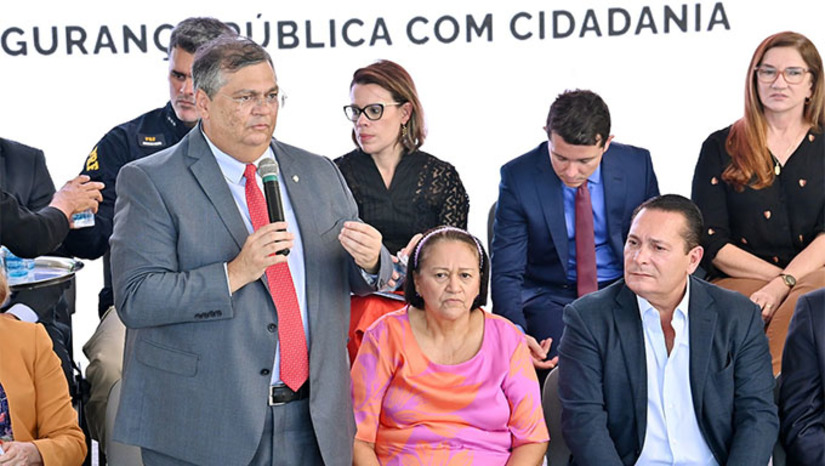 Imagem 1 - Na oportunidade, Ezequiel Ferreira enfatizou a importância da iniciativa e destacou o combate ao feminicídio, um dos focos do novo Pronasci. "Este é um programa fundamental para a população, na medida em que chama a atenção justamente para crimes que precisamos abolir de forma definitiva da sociedade, como a violência contra a mulher e a Assembleia espera também dar a sua contribuição para salvarmos vidas que estão de alguma forma sob ameaça", disse o presidente da Assembleia. Imagem 1 - Na oportunidade, Ezequiel Ferreira enfatizou a importância da iniciativa e destacou o combate ao feminicídio, um dos focos do novo Pronasci. "Este é um programa fundamental para a população, na medida em que chama a atenção justamente para crimes que precisamos abolir de forma definitiva da sociedade, como a violência contra a mulher e a Assembleia espera também dar a sua contribuição para salvarmos vidas que estão de alguma forma sob ameaça", disse o presidente da Assembleia.