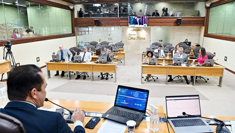Imagem 1 -  A deputada Divaneide Basílio (PT) agradeceu os mais de 50 mil votos que lhe elegeram. “E o povo que votou na gente, votou por acreditar num trabalho, e o nosso povo, ao seu exemplo, não é bandido não”, disse a deputada rebatendo o discurso do colega que a antecedeu e se dirigindo a um vereador do município de Touros que das galerias acompanhava a sessão. “Nosso povo que vota numa proposta de inclusão, de pensar uma sociedade respeitosa, é vereador como o senhor, é trabalhador, trabalhador rural”, disse Divaneide, que pediu respeito ao MST e aos deputados Natália Bonavides (PT), Isolda Dantas (PT) e Francisco do PT.