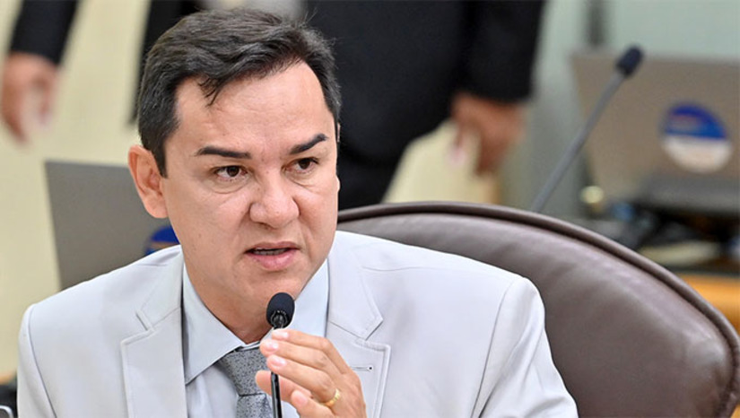 Imagem 1 -  “Solicito melhoria na estrutura elétrica na Escola Estadual Professor Antônio Dantas, em Apodi. Essa escola é a maior da 13ª Dired, com 787 alunos e que esse ano passou a fazer parte da escola de tempo integral”, apresentou. Segundo Neilton Diógenes, a instituição possui todos os equipamentos de ar-condicionado para serem instalados, mas atualmente aguarda essa melhoria. “Essa escola tem história emblemática em Apodi”, destacou Neilton Diógenes