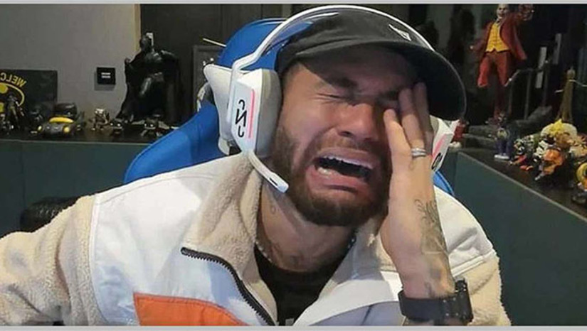Imagem 1 -  Com o prejuízo elevado, o brasileiro chegou a fingir que estava chorando durante a transmissão, e fez algumas caras e bocas lamentando a perda do dinheiro.   O camisa 10 inclusive foi provocado por alguns dos seus amigos que participavam da Live, e um deles apontou que Neymar conseguiu um feito impressionante ao perder 1 milhão de euros em somente 60 minutos de jogatina.
