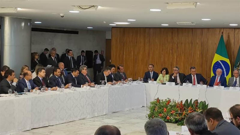 Imagem 1 - Lula assina decretos que permitirão investimentos de R$ 120 bilhões na área de saneamento. Os decretos foram assinados na tarde desta quarta-feira (5) e atualizam a regulação das leis de saneamento, abrindo possibilidade para aumento de investimento no setor e universalização do acesso a água e esgotamento sanitário até 2033. A cerimônia contou com a presença de governadores e representantes de governos estaduais. O RN foi representado pelo vice-governador Walter Alves. Ele elogiou a iniciativa e ressaltou a importância do projeto. "A medida irá facilitar e melhorar a vida do cidadão. Por isso é importante para todo o Brasil e para o nosso Rio Grande do Norte", afirmou. Imagem 1 - Lula assina decretos que permitirão investimentos de R$ 120 bilhões na área de saneamento. Os decretos foram assinados na tarde desta quarta-feira (5) e atualizam a regulação das leis de saneamento, abrindo possibilidade para aumento de investimento no setor e universalização do acesso a água e esgotamento sanitário até 2033. A cerimônia contou com a presença de governadores e representantes de governos estaduais. O RN foi representado pelo vice-governador Walter Alves. Ele elogiou a iniciativa e ressaltou a importância do projeto. "A medida irá facilitar e melhorar a vida do cidadão. Por isso é importante para todo o Brasil e para o nosso Rio Grande do Norte", afirmou.