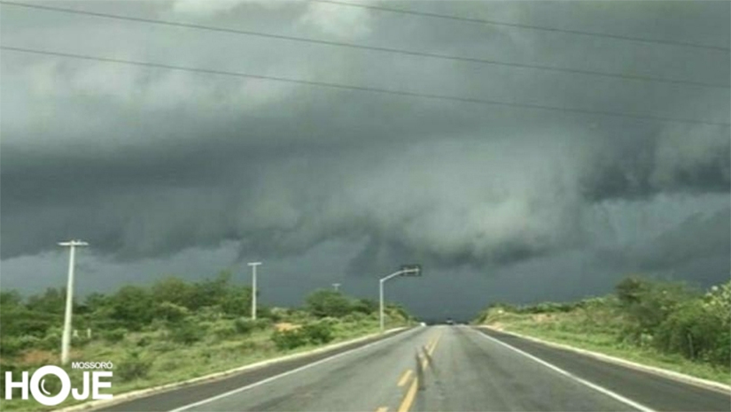 Imagem 1 -  Feriadão de Semana santa será de chuva em todo Rio Grande do Norte, alerta Inmet. O Instituto Nacional de Meteorologia (Inmet), emitiu dois alertas sobre possibilidade de chuvas de até 100mm em 17 municípios entre esta quinta sexta-feira da Paixão (7). Em Mossoró, a previsão é de chuvas, principalmente nos períodos de tarde e noite. A temperatura vai variar entre 24ºC e 33ºC. Dos 167 municípios do Rio Grande do Norte, 17 deles, principalmente nas regiões Oeste e Costa Branca, terão chuvas ainda mais intensas
