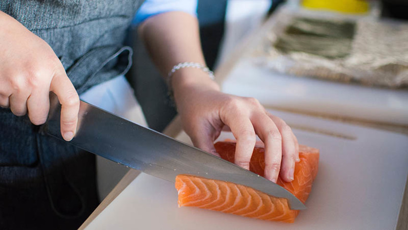 Imagem 1 - Nutricionista orienta sobre consumo de peixes e chocolates na Semana Santa. Durante a Semana Santa, um dos alimentos mais consumidos é o peixe, que geralmente é oferecido fresco ou congelado. Na forma fresca, o pescado exposto deve estar envolvido em gelo para evitar sua deterioração. “É bom ficar atento à apresentação, as escamas devem estar presas ao corpo do peixe e os olhos com aspecto brilhante”, orienta a nutricionista e professora de Nutrição da Universidade Potiguar (UnP), Mayara Martins. A especialista ainda ressalta sobre a importância de também ficar atento à composição dos chocolates. Imagem 1 - Nutricionista orienta sobre consumo de peixes e chocolates na Semana Santa. Durante a Semana Santa, um dos alimentos mais consumidos é o peixe, que geralmente é oferecido fresco ou congelado. Na forma fresca, o pescado exposto deve estar envolvido em gelo para evitar sua deterioração. “É bom ficar atento à apresentação, as escamas devem estar presas ao corpo do peixe e os olhos com aspecto brilhante”, orienta a nutricionista e professora de Nutrição da Universidade Potiguar (UnP), Mayara Martins. A especialista ainda ressalta sobre a importância de também ficar atento à composição dos chocolates.