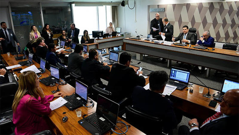 Imagem 1 - CCJ do Senado vai promover audiência pública com especialistas sobre registro, posse e venda de armas. A audiência será o último passo antes da votação do projeto de lei (PL) 3.713/2019, que altera as regras sobre registro, posse e venda de armas de fogo e munição no Brasil. O debate ainda não tem data marcada. Mas, segundo o presidente do colegiado, senador Davi Alcolumbre (União-AP), deve ocorrer logo após o feriado da Semana Santa. O parlamentar espera colocar o projeto em votação na primeira reunião deliberativa após a audiência pública. Imagem 1 - CCJ do Senado vai promover audiência pública com especialistas sobre registro, posse e venda de armas. A audiência será o último passo antes da votação do projeto de lei (PL) 3.713/2019, que altera as regras sobre registro, posse e venda de armas de fogo e munição no Brasil. O debate ainda não tem data marcada. Mas, segundo o presidente do colegiado, senador Davi Alcolumbre (União-AP), deve ocorrer logo após o feriado da Semana Santa. O parlamentar espera colocar o projeto em votação na primeira reunião deliberativa após a audiência pública.