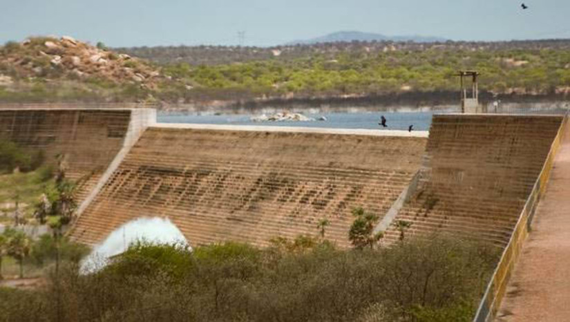 Imagem 1 - Após inspeção, engenheiro diz que não encontrou anomalias em Umari que provoque risco de ruptura. A estrutura da barragem, localizada no município de Upanema, foi inspecionada por uma equipe de engenheiros da Semarh, nesta quinta-feira (6). O trabalho foi solicitado pela Prefeitura de Upanema. “Durante a parte da manhã nós fizemos a inspeção de toda a estrutura externa da barragem e agora à tarde iremos fazer a inspeção da estrutura interna, através da galeria. Durante a inspeção visual, até o momento não foi identificado nenhuma anomalia de grande magnitude, que coloque a barragem em risco iminente de ruptura. De qualquer forma, iremos levar todos os resultados para discussão técnica na Semarh para, posteriormente, apresentar à Prefeitura Municipal de Upanema”, disse o engenheiro Kaio Geovanne. Imagem 1 - Após inspeção, engenheiro diz que não encontrou anomalias em Umari que provoque risco de ruptura. A estrutura da barragem, localizada no município de Upanema, foi inspecionada por uma equipe de engenheiros da Semarh, nesta quinta-feira (6). O trabalho foi solicitado pela Prefeitura de Upanema. “Durante a parte da manhã nós fizemos a inspeção de toda a estrutura externa da barragem e agora à tarde iremos fazer a inspeção da estrutura interna, através da galeria. Durante a inspeção visual, até o momento não foi identificado nenhuma anomalia de grande magnitude, que coloque a barragem em risco iminente de ruptura. De qualquer forma, iremos levar todos os resultados para discussão técnica na Semarh para, posteriormente, apresentar à Prefeitura Municipal de Upanema”, disse o engenheiro Kaio Geovanne.