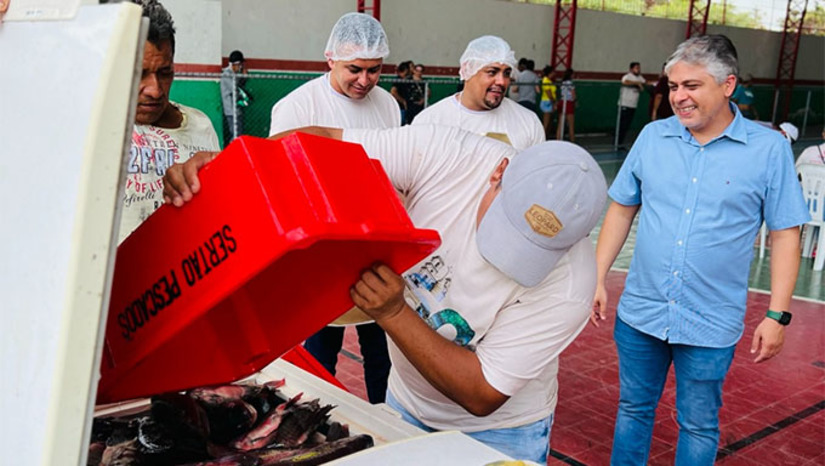 Imagem 1 - A entrega do pescado foi realizada nesta quinta-feira (06) e contou com a participação do prefeito Dr. Artur Vale, de secretários e vereadores do município. “É muito bom contribuir para que essas famílias tenham o pescado da Semana Santa na mesa. Tenho certeza que todos da gestão ficam muito felizes em participar de momentos com esse”, declaro o prefeito. Imagem 1 - A entrega do pescado foi realizada nesta quinta-feira (06) e contou com a participação do prefeito Dr. Artur Vale, de secretários e vereadores do município. “É muito bom contribuir para que essas famílias tenham o pescado da Semana Santa na mesa. Tenho certeza que todos da gestão ficam muito felizes em participar de momentos com esse”, declaro o prefeito.