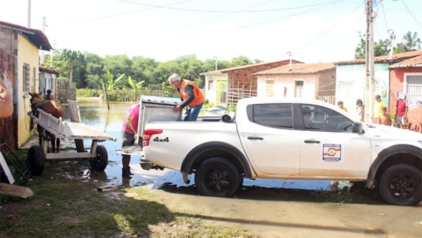 Imagem 1 -  Com o aumento do nível do leito do rio Apodi/Mossoró, começou a entrar água em algumas casas ribeirinhas no Alto da Conceição. Dois moradores saíram para casas de parentes e nesta sexta-feira, 7, outra família deixou sua casa com apoio da Defesa Civil Municipal, que trabalha orientando as demais sobre o que fazer e como na hipótese da água continuar subindo. No Alto Oeste do RN, as chuvas continuam fortes e a previsão é de mais chuvas nos próximos dias, o que pode levar a Barragem de Santa Cruz (faltam 8m e 97cm, o principal reservatório da região, a transbordar.  A Sangria de Santa Cruz, em Apodi, é a principal preocupação da Defesa Civil com os moradores ribeirinhos em Mossoró.