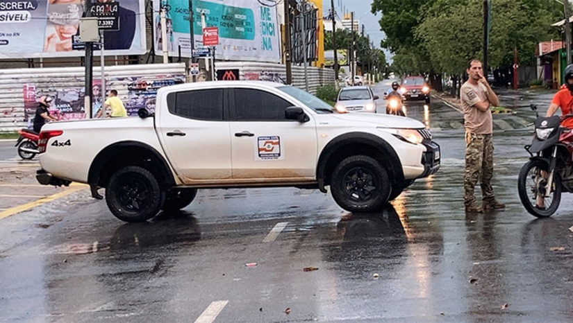 Imagem 1 -  Na avenida João da Escóssia, no bairro Nova Betânia, na zona Oeste, as equipes acompanharam o rápido escoamento das águas pluviais. A região recebeu quase 30 mm de chuva neste sábado. A rede funcionou normalmente, escoando a grande quantidade de água em poucos minutos.  Na avenida Leste-Oeste, próximo à Central de Abastecimento Prefeito Raimundo Soares (COBAL), no Centro, a Defesa Civil também destaca a eficiência do serviço realizado pelo município. Na localidade, o pluviômetro da Prefeitura registrou cerca de 33 mm no período da tarde. 