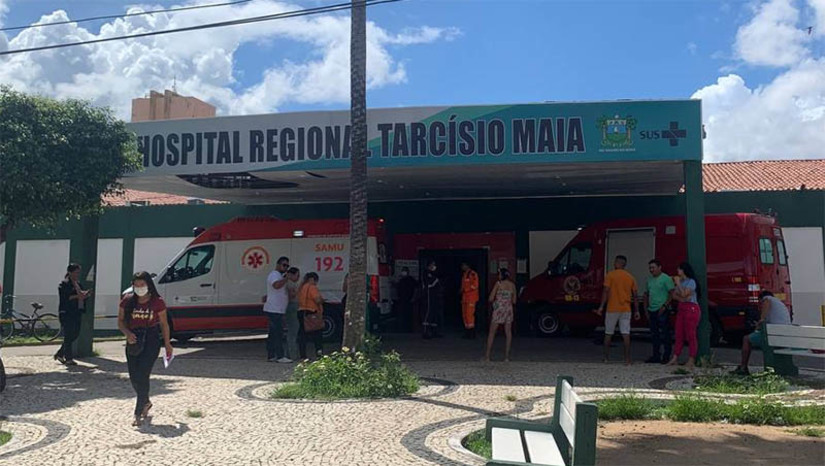Imagem 1 -  GRAVE: HRTM ficar mais de 3 horas sem energia após curto-circuito e gerador não funcionar. O caso aconteceu por volta das 5h30 desta segunda-feira (10). O clima ficou caótico na unidade, visto que Tarcísio Maia é o hospital de referência em urgência e emergência, recebendo pacientes de municípios de toda a região. Ambulâncias do Samu e do Corpo de Bombeiros chegaram a ser acionadas para uma eventual transferência de pacientes da UTI, caso a situação perdurasse, mas a energia foi restabelecida pouco antes das 9h. De acordo com a diretora do Hospital, Francisca Nilza, a falta de energia foi provocada por um curto-circuito na rede de baixa tensão e o gerador ficou disparando. Ainda segundo ela, pacientes que necessitavam de ventilação mecânica não foram prejudicados, devido ao fato de os equipamentos possuírem uma bateria, que assegurou seu funcionamento.