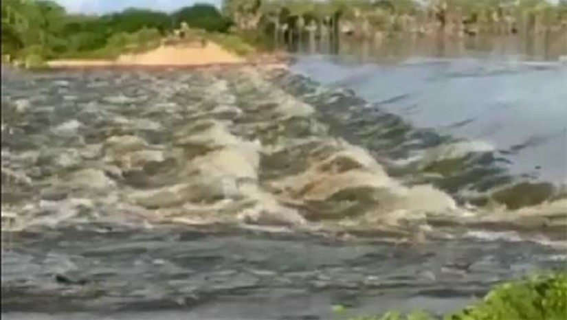 Imagem 1 - Defesa Civil recomenda saída de grávidas, crianças e idosos das áreas de risco em Apodi. Segundo o coordenador da Defesa Civil Municipal, Marcílio Reginaldo, o alerta foi dado por causa do aumento da vazão do Açude Apanha Peixe. O reservatório que está sangrando há cerca de oito dias. A preocupação da defesa civil é que os rios da região, que registram aumento do nível, possam atingir as comunidades ribeirinhas e as pessoas que tem mais dificuldade de locomoção, tenha problemas de deixar os locais de risco. Imagem 1 - Defesa Civil recomenda saída de grávidas, crianças e idosos das áreas de risco em Apodi. Segundo o coordenador da Defesa Civil Municipal, Marcílio Reginaldo, o alerta foi dado por causa do aumento da vazão do Açude Apanha Peixe. O reservatório que está sangrando há cerca de oito dias. A preocupação da defesa civil é que os rios da região, que registram aumento do nível, possam atingir as comunidades ribeirinhas e as pessoas que tem mais dificuldade de locomoção, tenha problemas de deixar os locais de risco.