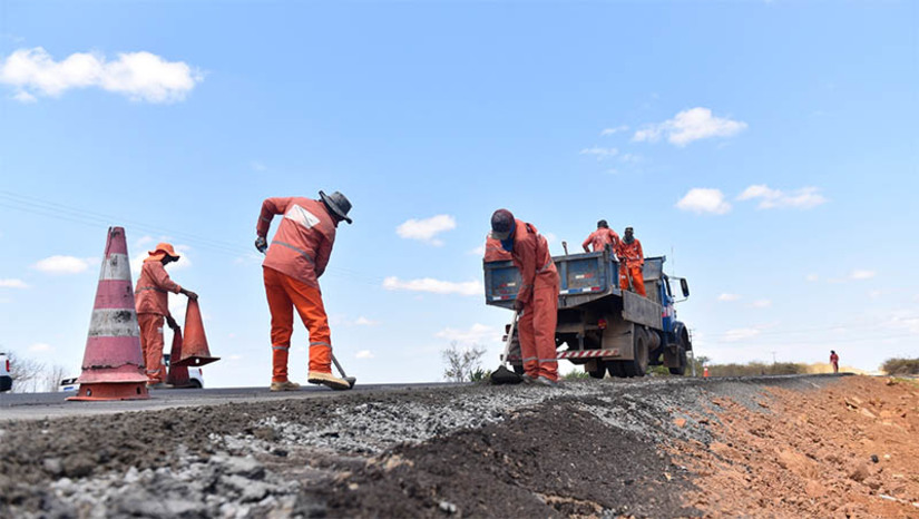 Imagem 1 -  Veja as RNs que serão contempladas no programa de recuperação de rodovias. A primeira etapa de execução das obras teve início nesta segunda-feira (10), contemplando os sete distritos rodoviários. A segunda etapa deste planejamento também terá início ainda em abril, com a publicação dos editais de licitação. Os processos licitatórios contemplarão a restauração de diversos trechos críticos, intervenção que consistirá em ações mais profundas do que as realizadas no primeiro nível do planejamento. A previsão é que as obras comecem a partir de julho. O investimento total destas duas etapas será de R$150 milhões entre 2023 e 2024, com recursos do próprio Governo do RN.  Já a terceira fase contará com aporte de recursos federais e compreende a implantação de novas rodovias, além da readequação e do aumento da capacidade das já existentes. 