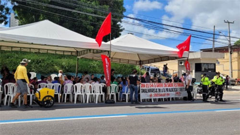 Imagem 1 -  Em greve, servidores da saúde e da educação do RN realizam manifestação, em Natal. As duas categorias estão reunidas, na manhã desta terça-feira (11), em manifestações que acontecem nas proximidades do Hospital Walfredo Gurgel e shopping Midway Mall, em Natal. A expectativa é que os manifestantes façam uma caminhada em direção ao Centro Administrativo, além disso, há a possibilidade das categorias se juntarem para um ato conjunto. Iniciada hoje, a greve da Saúde reivindica, entre outras pautas, a campanha salarial de 2023, bem como o pagamento das perdas salariais para ativos e aposentados. Já os professores, em greve há mais de um mês, cobram a implementação do reajuste de 14,95% do piso do magistério.