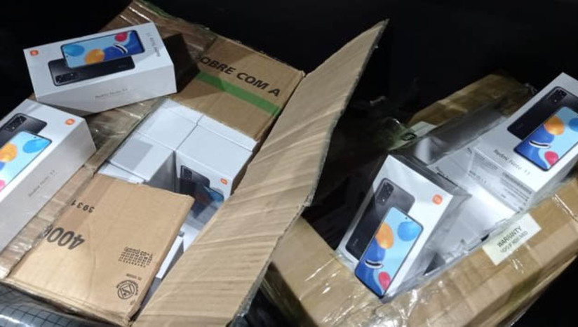 Imagem 1 - Carga contendo 90 smartphones sem nota fiscal é apreendida pela PRF em Mossoró. A apreensão aconteceu na noite desta segunda-feira (10), no km 57 da BR 304. Os celulares estavam sendo transportados em um táxi. Segundo o motorista, ele recebeu uma quantia em dinheiro para transportar a carga, que partiu do município de Caruaru, em Pernambuco, e tinha como destino final a cidade de Fortaleza, no Ceará. Imagem 1 - Carga contendo 90 smartphones sem nota fiscal é apreendida pela PRF em Mossoró. A apreensão aconteceu na noite desta segunda-feira (10), no km 57 da BR 304. Os celulares estavam sendo transportados em um táxi. Segundo o motorista, ele recebeu uma quantia em dinheiro para transportar a carga, que partiu do município de Caruaru, em Pernambuco, e tinha como destino final a cidade de Fortaleza, no Ceará.