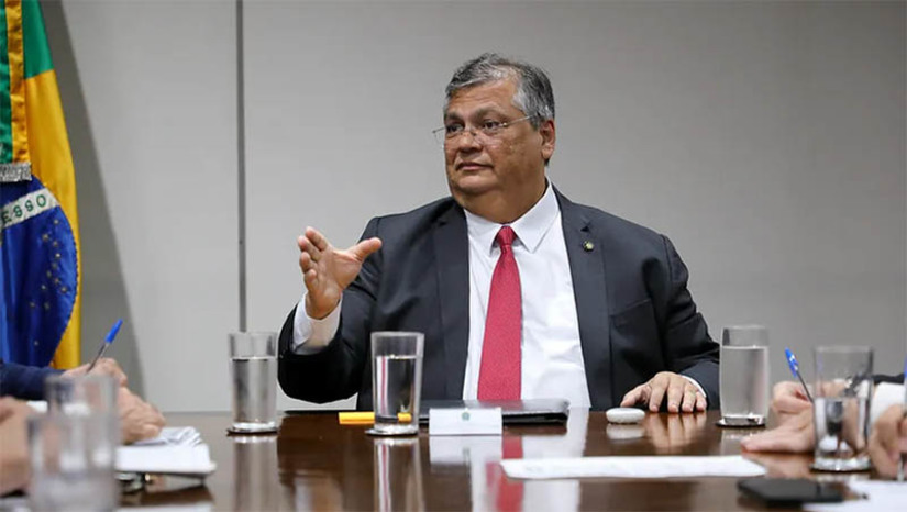 Imagem 1 -  [COLUNA ESPLANADA] O ministro da Justiça, Flávio Dino, sinalizou ontem na Câmara que o Governo prepara novo decreto sobre as armas no Brasil. Deixou suspense sobre que linha vai adotar, mas indicou que não quer briga pelo menos com a indústria do segmento. “Não é nosso desejo que esse mercado seja encerrado”. Apontou ainda, para surpresa de todos, que a Polícia Federal pode reabrir clubes de tiros antes embargados. Até ontem, foram registradas no site da PF 880 mil armamentos de variados calibres.