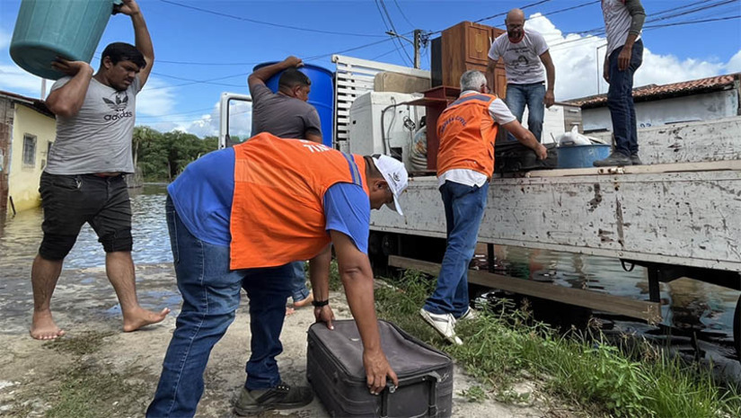 Imagem 1 - Prefeitura disponibiliza alojamento para famílias afetadas por aumento do nível do Rio Mossoró. Na tarde desta terça-feira (11), caminhões da Prefeitura de Mossoró trabalharam na logística de transporte dos móveis e eletrodomésticos das famílias afetadas. Equipes da Defesa Civil e Assistência Social auxiliaram e prestaram apoio às famílias. A Escola de Artes de Mossoró é um dos locais viabilizados pelo município para acolher os moradores. Além do alojamento, também é garantida às famílias assistência em saúde e alimentação. A prefeitura orienta a população que, em caso de adversidades naturais, a Defesa Civil deve ser acionada por meio do telefone 199. A ligação é gratuita. Imagem 1 - Prefeitura disponibiliza alojamento para famílias afetadas por aumento do nível do Rio Mossoró. Na tarde desta terça-feira (11), caminhões da Prefeitura de Mossoró trabalharam na logística de transporte dos móveis e eletrodomésticos das famílias afetadas. Equipes da Defesa Civil e Assistência Social auxiliaram e prestaram apoio às famílias. A Escola de Artes de Mossoró é um dos locais viabilizados pelo município para acolher os moradores. Além do alojamento, também é garantida às famílias assistência em saúde e alimentação. A prefeitura orienta a população que, em caso de adversidades naturais, a Defesa Civil deve ser acionada por meio do telefone 199. A ligação é gratuita.