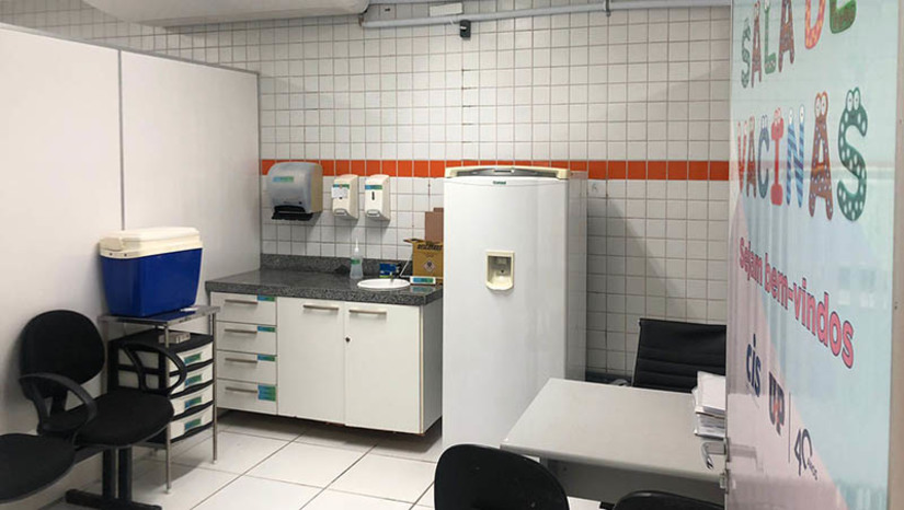 Imagem 1 - Vacinação contra Influenza e Covid-19 ganha reforço na Clínica de Saúde da UnP, em Mossoró.Serviços de Enfermagem da Universidade Potiguar também realiza curativos, consultas e acompanhamento pré-natal. Aos interessados, a clínica de Enfermagem funciona das 7h30 às 11h e os agendamentos podem ser feitos presencialmente ou de forma remota através do telefone (84) 3323-8287, de segunda a quinta-feira. Imagem 1 - Vacinação contra Influenza e Covid-19 ganha reforço na Clínica de Saúde da UnP, em Mossoró.Serviços de Enfermagem da Universidade Potiguar também realiza curativos, consultas e acompanhamento pré-natal. Aos interessados, a clínica de Enfermagem funciona das 7h30 às 11h e os agendamentos podem ser feitos presencialmente ou de forma remota através do telefone (84) 3323-8287, de segunda a quinta-feira.