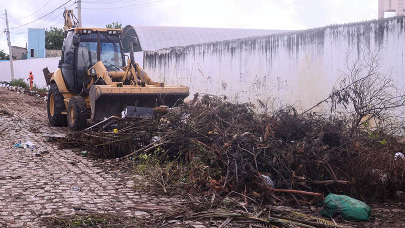 Imagem 1 - Lei que prevê multa para quem descartar lixo em vias públicas entra em vigor na próxima segunda, 17. O decreto nº 6.788, que regulamenta a Lei n° 3.890, de 20 de setembro de 2021, foi publicado na edição de segunda-feira (10), do Diário Oficial de Mossoró. O documento prevê aplicação de multa e aumento proporcional em caso de reincidência para quem realizar o descarte de lixo em vias públicas ou em locais inapropriados. No primeiro ato lavrado, o valor da multa será de 25% do salário mínimo vigente à época da infração. Já no segundo registro, ou seja, na reincidência, o valor será de 50% do salário mínimo. Nos demais atos infracionais, o valor será de um salário mínimo vigente. A fiscalização será realizada por agentes da SEIMURB e da SESDEM. A população também poderá colaborar realizando denúncias ao município. Imagem 1 - Lei que prevê multa para quem descartar lixo em vias públicas entra em vigor na próxima segunda, 17. O decreto nº 6.788, que regulamenta a Lei n° 3.890, de 20 de setembro de 2021, foi publicado na edição de segunda-feira (10), do Diário Oficial de Mossoró. O documento prevê aplicação de multa e aumento proporcional em caso de reincidência para quem realizar o descarte de lixo em vias públicas ou em locais inapropriados. No primeiro ato lavrado, o valor da multa será de 25% do salário mínimo vigente à época da infração. Já no segundo registro, ou seja, na reincidência, o valor será de 50% do salário mínimo. Nos demais atos infracionais, o valor será de um salário mínimo vigente. A fiscalização será realizada por agentes da SEIMURB e da SESDEM. A população também poderá colaborar realizando denúncias ao município.