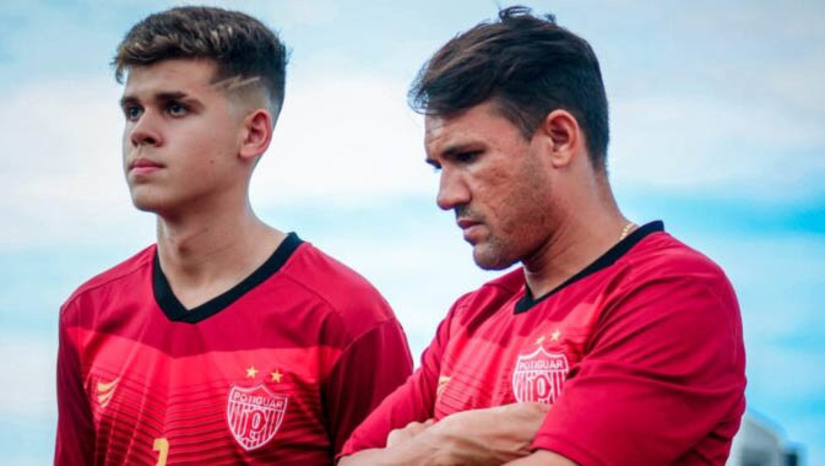 Imagem 1 -  Pai e Filho, Márcio Mossoró e Nikolas, vivem expectativa de atuarem juntos pelo Potiguar nesta quarta, 12. O atual capitão do Potiguar, Márcio Mossoró, acumula várias conquistas ao longo de sua carreira e nesta quarta-feira (12), poderá vivenciar mais um momento marcante. O filho dele, Nikolas, de 16 anos, também atleta do time, foi relacionado pela primeira vez para um jogo oficial. O confronto em questão será diante do Santa Cruz de Natal, às 20h, no Nogueirão. A partida ganhou ainda mais importância por se tratar de um duelo que valerá vaga na Copa do Nordeste de 2024. “Sempre sonhei com essa possibilidade de jogar junto com o meu filho. É um sonho e um momento especial, mas temos que estar cientes do momento. Se tiver a possibilidade dele entrar em campo no jogo de hoje será ótimo. É mais um sonho que vou realizar: jogar com meu filho em um jogo oficial e com a presença da minha família no Estádio”, contou Márcio.