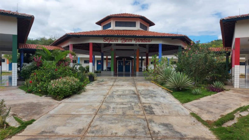 Imagem 1 -  Duas crianças ficam feridas durante ataque em escola do Ceará; aluno do 9º ano da instituição foi preso. O caso ocorreu na tarde desta quarta-feira (12). Conforme a Prefeitura do Município, o ataque foi perpetrado por um aluno do 9º ano da instituição, que invadiu a sala do 4º ano e feriu as duas alunas. Por meio da assessoria de comunicação, a Prefeitura ainda divulgou que uma das crianças teve uma lesão superficial na parte de trás da cabeça, enquanto a outra teve uma lesão profunda em uma região frontal. Esta última criança precisou ser transferida para um hospital de referência da região.