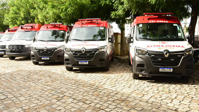 Imagem 1 - “Mais rapidez no atendimento e assistência à população”, diz diretor do Samu sobre novas ambulâncias. O Serviço de Atendimento Móvel de Urgência de Mossoró recebeu, nesta quinta-feira (13), quatro novas ambulâncias. Os veículos foram entregues pela Prefeitura Municipal, com recursos desviados pela gestão durante visita à Brasília. A unidade já havia sido contemplada com outra ambulância no mês de janeiro. As novas viaturas fortalecem o serviço prestado pelas equipes, possibilitando uma série de melhorias no atendimento e assistência à população mossoroense. Imagem 1 - “Mais rapidez no atendimento e assistência à população”, diz diretor do Samu sobre novas ambulâncias. O Serviço de Atendimento Móvel de Urgência de Mossoró recebeu, nesta quinta-feira (13), quatro novas ambulâncias. Os veículos foram entregues pela Prefeitura Municipal, com recursos desviados pela gestão durante visita à Brasília. A unidade já havia sido contemplada com outra ambulância no mês de janeiro. As novas viaturas fortalecem o serviço prestado pelas equipes, possibilitando uma série de melhorias no atendimento e assistência à população mossoroense.